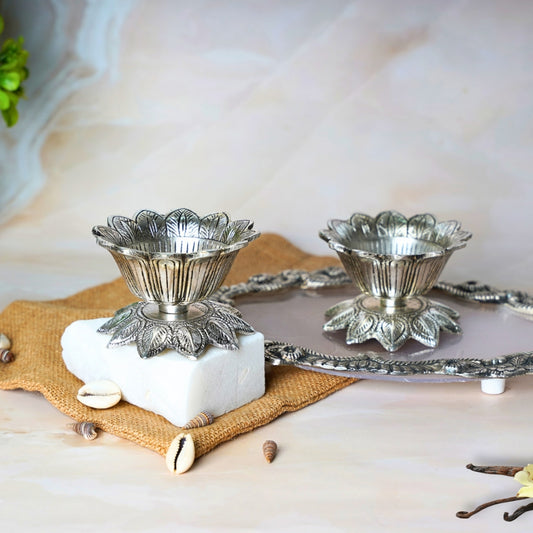 Two kamal bowl with tray