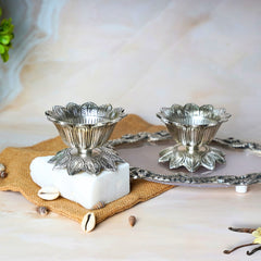 Two kamal bowl with tray